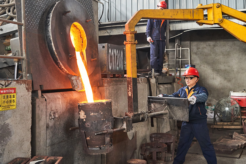 Copper molten metal is poured out. Copper molten metal is poured out.